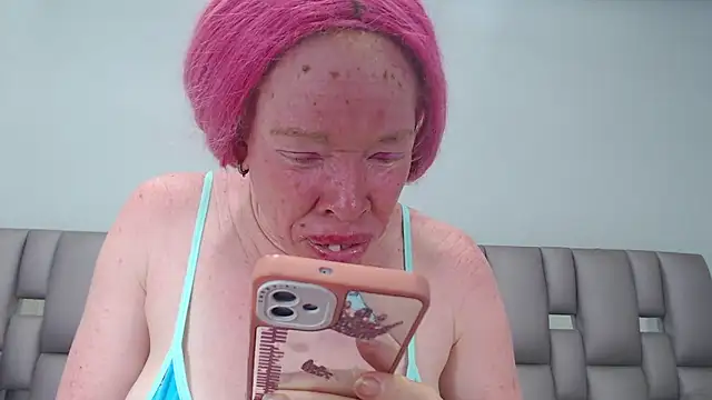 Kittywhiteass online show from November 5, 2025, 11:24 am