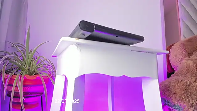 Snapshot of Coral_Princex chatting on March 22, 2025, 9:42 pm Coral Princex online show from March 22, 2025, 9:42 pm