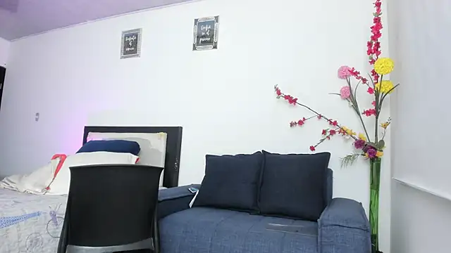 alicia rouusel online show from December 3, 2025, 1:50 am