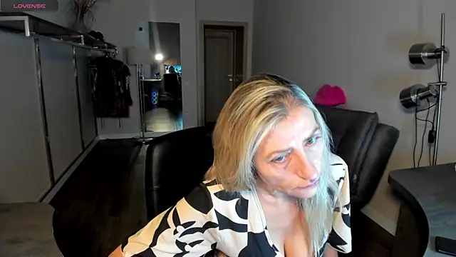 Snapshot of ZoeGrant chatting on February 21, 2026, 6:32 pm ZoeGrant online show from February 21, 2026, 6:32 pm