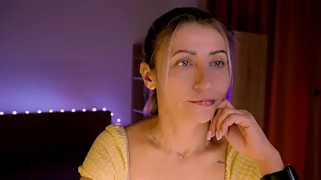 ZoeGrant online show from April 14, 2026, 6:02 pm