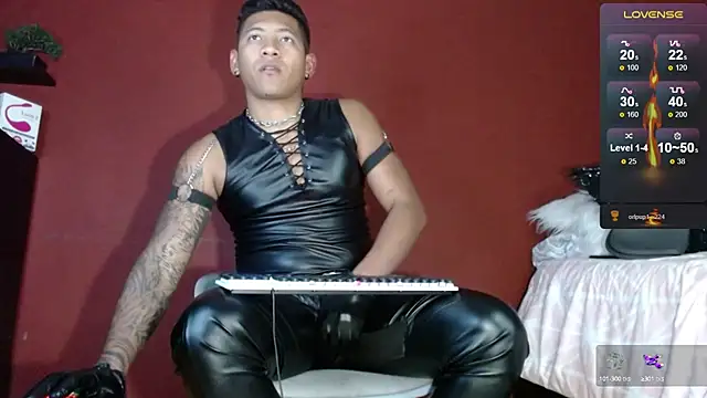 Snapshot of TomLover_12 chatting on February 16, 2025, 10:00 pm TomLover 12 online show from February 16, 2025, 10:00 pm