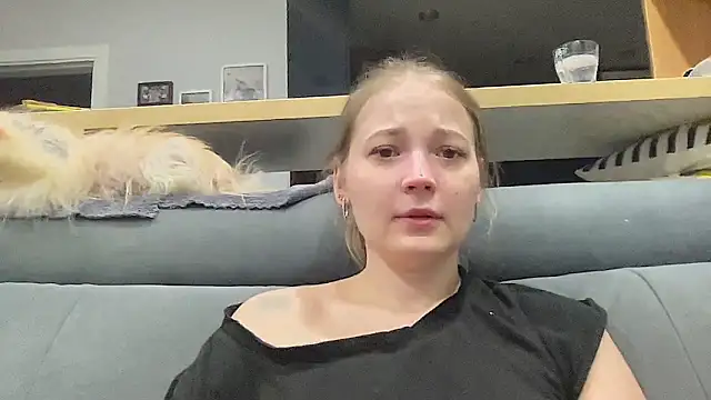 CharmingSarah online show from April 8, 2026, 4:41 pm