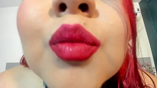 Snapshot of EmmaSmith2 chatting on February 2, 2026, 2:43 am EmmaSmith2 online show from February 2, 2026, 2:43 am