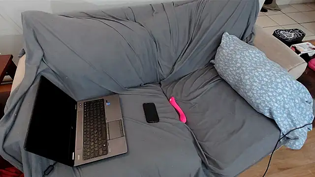 Snapshot of EmoDream1998 chatting on February 22, 2025, 1:44 am EmoDream1998 online show from February 22, 2025, 1:44 am