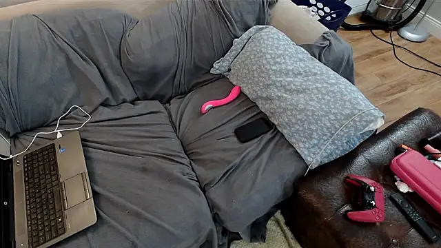 Snapshot of EmoDream1998 chatting on February 13, 2025, 4:39 pm EmoDream1998 online show from February 13, 2025, 4:39 pm