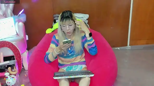 Skinygirl online show from April 6, 2026, 10:55 pm