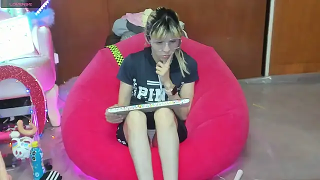 Skinygirl online show from April 11, 2026, 12:29 am