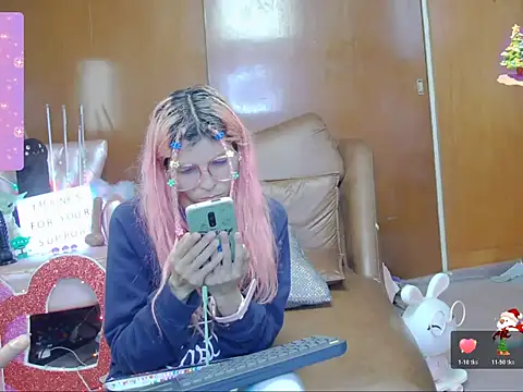 Snapshot of Skinygirl chatting on October 19, 2025, 2:03 am Skinygirl online show from October 19, 2025, 2:03 am