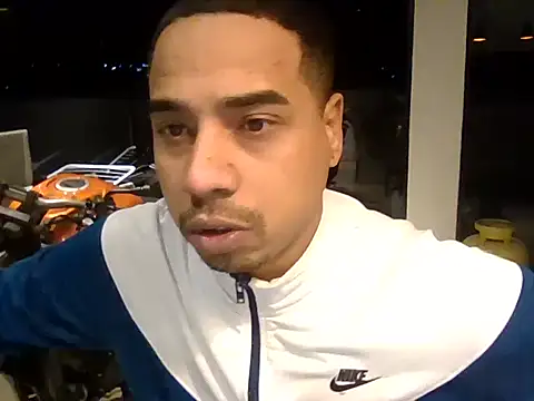 Snapshot of Juninho10c chatting on November 1, 2025, 12:39 am Juninho10c online show from November 1, 2025, 12:39 am