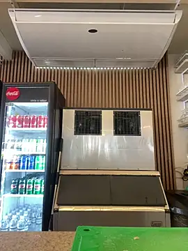 Snapshot of Juninho10c chatting on December 18, 2025, 8:23 pm Juninho10c online show from December 18, 2025, 8:23 pm