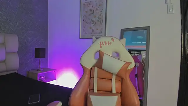 Snapshot of lucy_neil chatting on September 17, 2025, 7:05 pm lucy neil online show from September 17, 2025, 7:05 pm