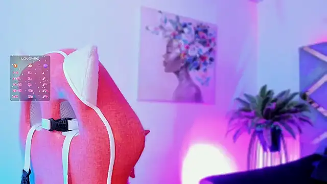 Snapshot of lucy_neil chatting on November 1, 2025, 2:40 am lucy neil online show from November 1, 2025, 2:40 am