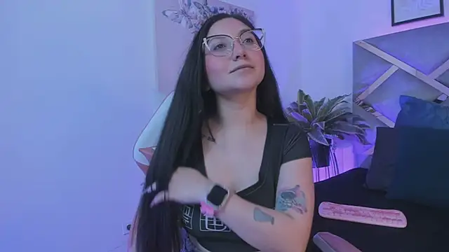 Snapshot of lucy_neil chatting on October 21, 2025, 2:33 am lucy neil online show from October 21, 2025, 2:33 am