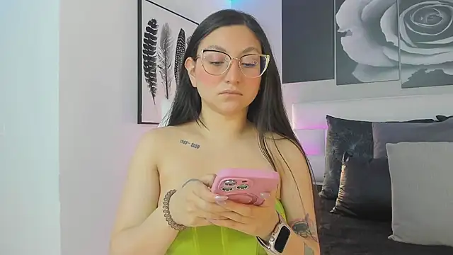 Snapshot of lucy_neil chatting on October 3, 2025, 7:04 pm lucy neil online show from October 3, 2025, 7:04 pm