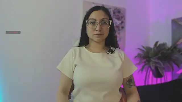 Snapshot of lucy_neil chatting on November 21, 2025, 2:32 am lucy neil online show from November 21, 2025, 2:32 am