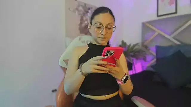 Snapshot of lucy_neil chatting on October 23, 2025, 2:32 am lucy neil online show from October 23, 2025, 2:32 am