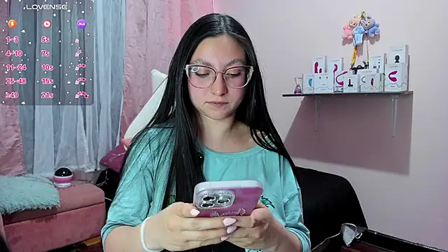 Snapshot of lucy_neil chatting on August 5, 2026, 8:47 pm lucy neil online show from August 5, 2026, 8:47 pm