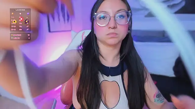 Snapshot of lucy_neil chatting on March 5, 2025, 10:21 pm lucy neil online show from March 5, 2025, 10:21 pm