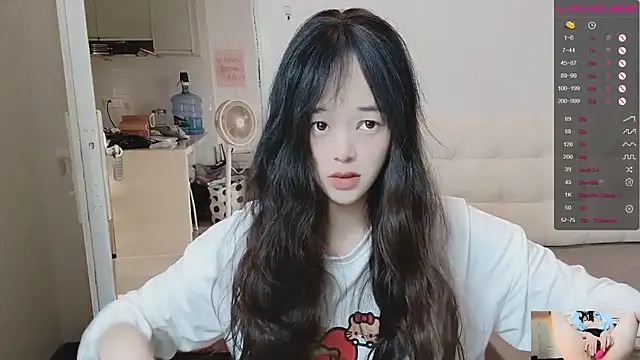 QiuPeiPeimmm online show from December 15, 2025, 8:42 am