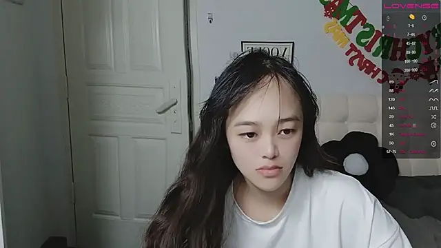 QiuPeiPeimmm online show from December 18, 2025, 2:43 pm