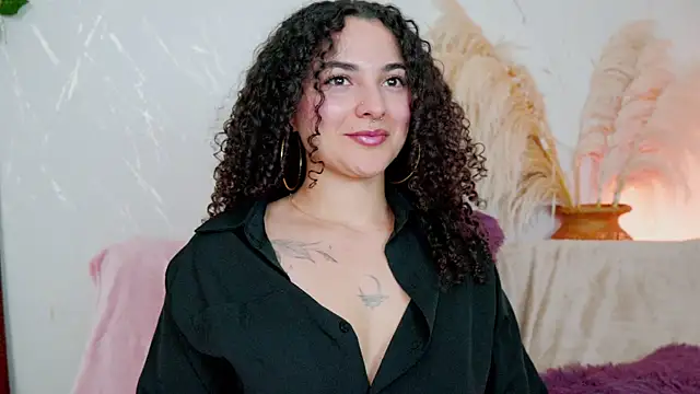 Snapshot of merida_bell18 chatting on July 3, 2026, 12:28 am merida bell18 online show from July 3, 2026, 12:28 am