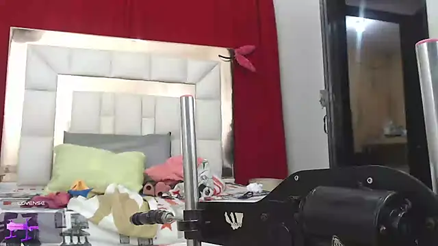 Snapshot of candyrojas chatting on February 19, 2026, 8:22 am candyrojas online show from February 19, 2026, 8:22 am