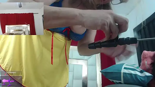 candyrojas online show from April 14, 2026, 8:41 am