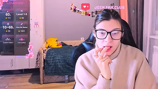 Snapshot of MollyLollipop chatting on December 18, 2025, 1:55 am MollyLollipop online show from December 18, 2025, 1:55 am