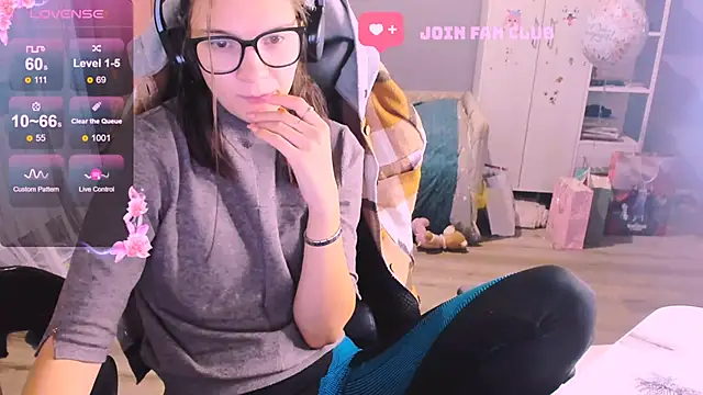 Snapshot of MollyLollipop chatting on November 10, 2025, 2:05 am MollyLollipop online show from November 10, 2025, 2:05 am