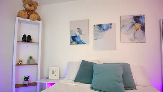 Isabella Harley online show from April 17, 2026, 1:47 pm