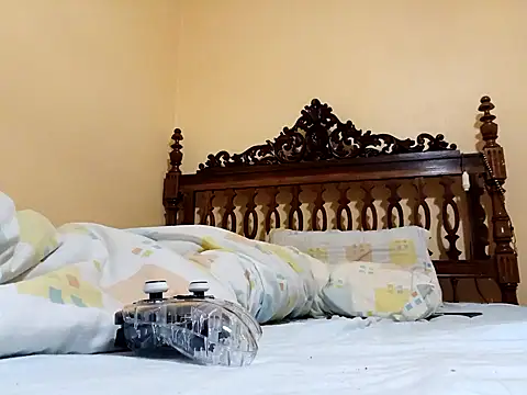 Snapshot of White_rabbit_ chatting on November 8, 2025, 12:47 am White rabbit online show from November 8, 2025, 12:47 am