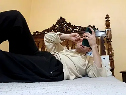 Snapshot of White_rabbit_ chatting on December 20, 2025, 12:13 am White rabbit online show from December 20, 2025, 12:13 am