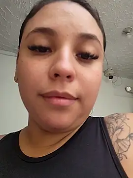 Snapshot of LizzRouse chatting on June 2, 2026, 9:48 pm LizzRouse online show from June 2, 2026, 9:48 pm