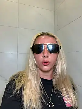 Strongqueen online show from June 8, 2026, 8:31 pm