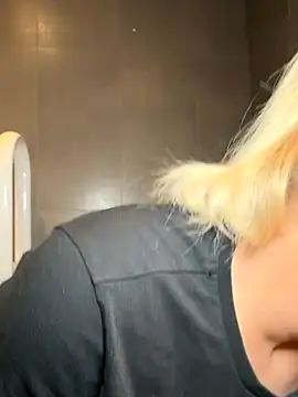 Strongqueen online show from October 19, 2025, 3:48 pm