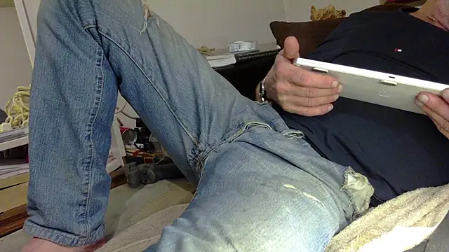 Snapshot of mike30nbg chatting on October 31, 2025, 9:43 pm mike30nbg online show from October 31, 2025, 9:43 pm