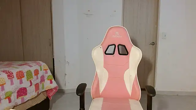 GiltRosebush online show from January 6, 2026, 8:24 pm