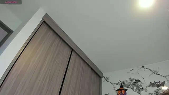 Annaross2 online show from November 1, 2025, 7:19 pm