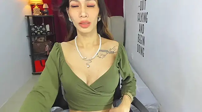 Trixie Mattel21 online show from March 5, 2025, 9:48 pm