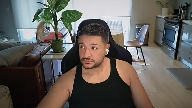 HungandThickLatin online show from November 11, 2025, 4:02 pm