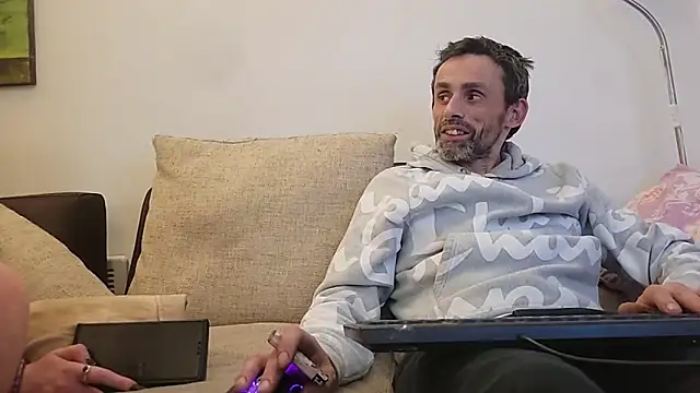 uk-bobbie-uk online show from November 1, 2025, 6:41 am