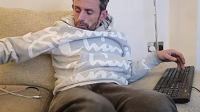 uk-bobbie-uk online show from November 17, 2025, 3:54 am