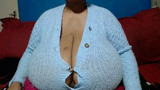 Snapshot of CUTEFIRMMELONSS chatting on June 2, 2026, 5:35 pm CUTEFIRMMELONSS online show from June 2, 2026, 5:35 pm