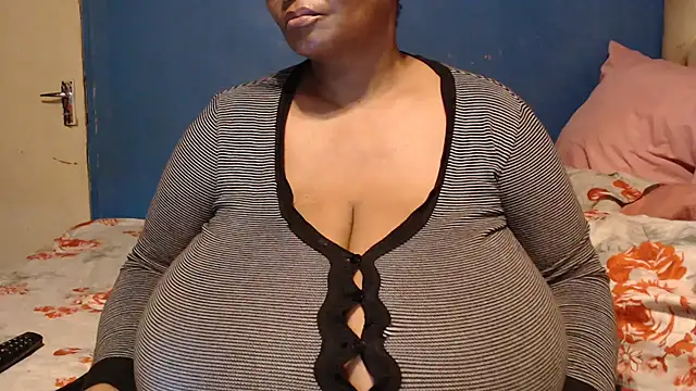 CUTEFIRMMELONSS online show from October 6, 2025, 5:02 pm