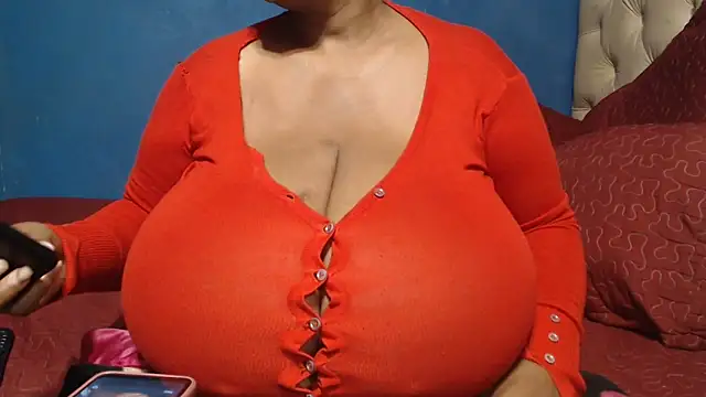 CUTEFIRMMELONSS online show from April 18, 2026, 3:42 am