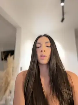 Snapshot of EllaSanz_ chatting on October 22, 2025, 9:13 pm EllaSanz online show from October 22, 2025, 9:13 pm