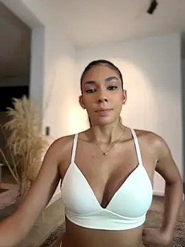 Snapshot of EllaSanz_ chatting on October 25, 2025, 8:09 pm EllaSanz online show from October 25, 2025, 8:09 pm