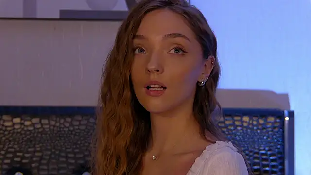 VirginieCruz online show from March 4, 2025, 11:00 pm