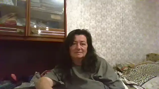 GypsiQueen2 online show from November 1, 2025, 3:17 pm